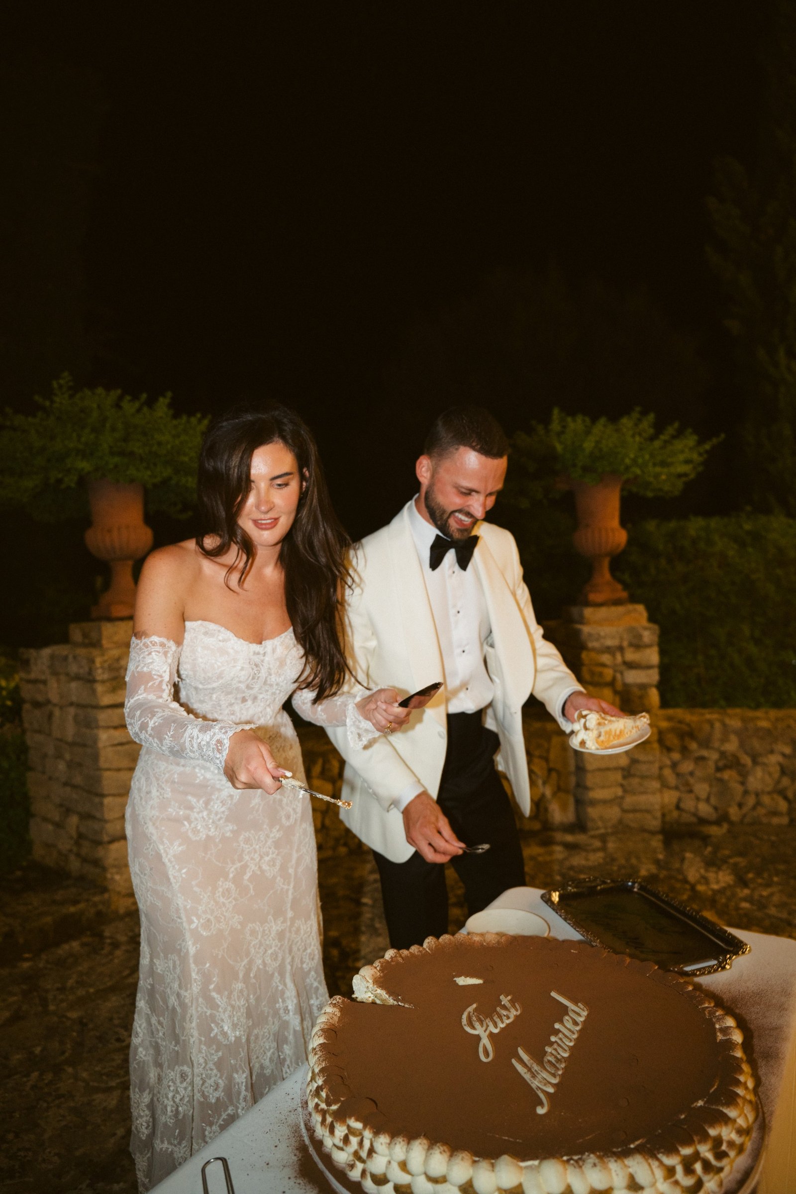 Rebekah and Brad cutting their wedding cake in the evening